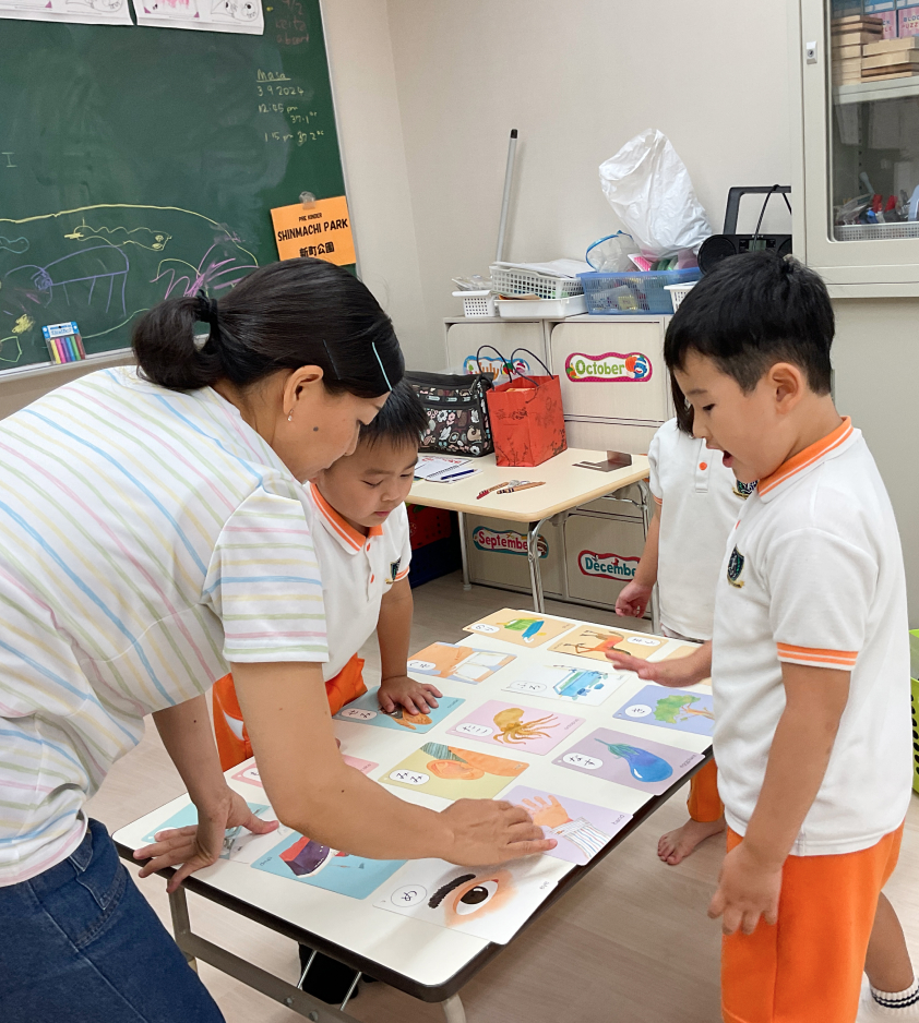 先生と子供達の写真